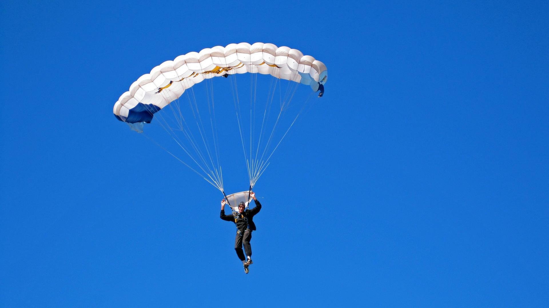 电竞选手如何提高技术：刻苦训练与经验积累，电竞选手平时怎么训练